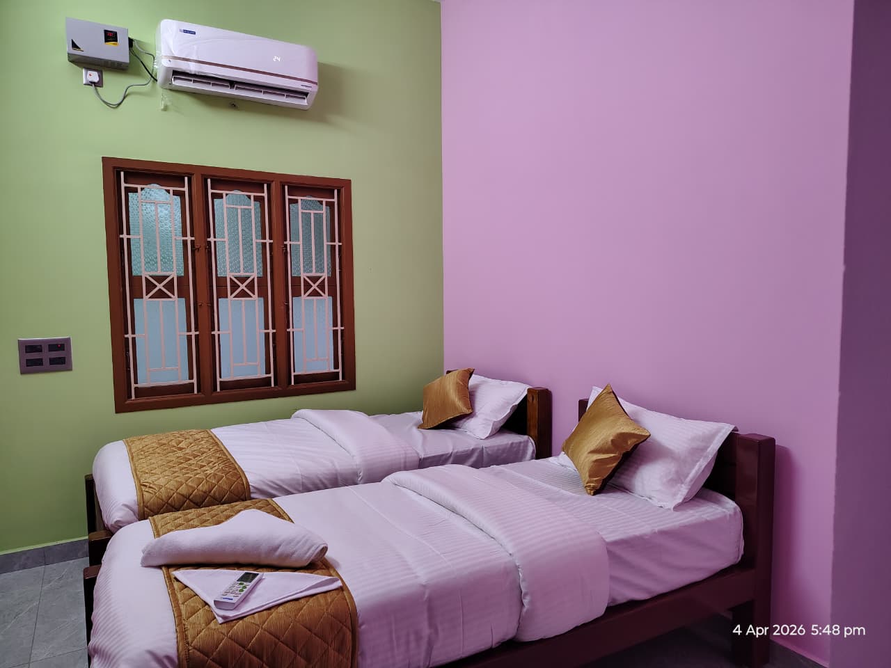 Twin Bed Room